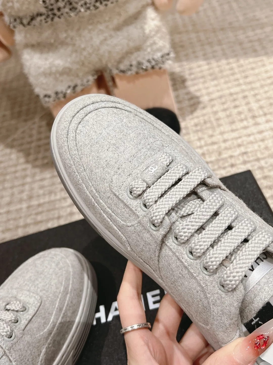 👟👟Ex-factory price 600👟👟 Chanel's new casual sports shoes, top version, incomparably beautiful and easy to wear, absolutely fairy style, very lightweight, high-end color matching, durable and versatile, must-have model. Upper: special material plus mud cloth, sheepskin lining, original foot pads, original TPU outsole Size: 35-41
